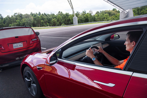 無視美國NHTSA來函警告　特斯拉仍宣稱Model 3是「有史以來最安全的汽車」（圖／路透社）