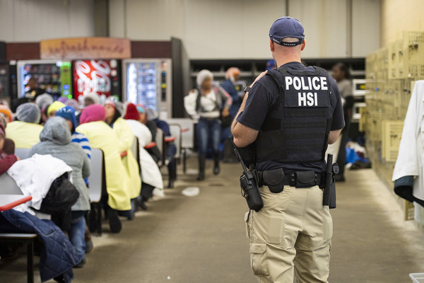 ▲▼美國大規模逮捕680名非法移民。（圖／達志影像／美聯社）