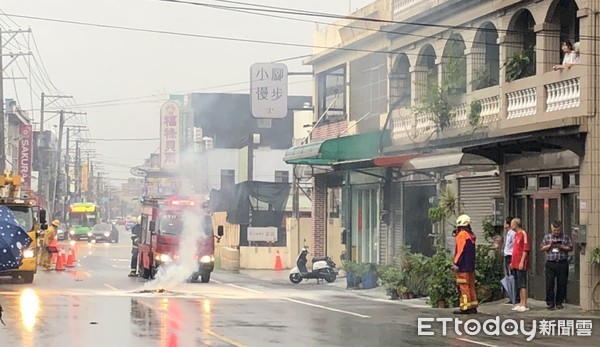 ▲桃園市八德區廣福路8日下午一條高壓電線疑遭雷擊斷落，火花四濺嚇壞路人。（圖／記者沈繼昌翻攝）  