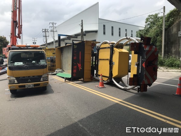 ▲工程車疑似輔助支架未放平,造成整輛車翻覆。（圖／記者傅誠攝）