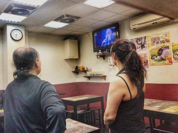 ▲▼許莉潔和爸爸一起在自家小吃店看她比賽片段。（圖／喜歡音樂提供）