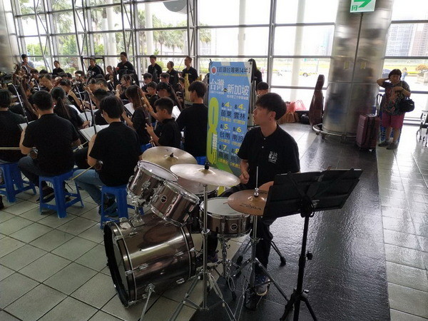 ▲在高鐵車站遇見國樂團，旅客近距離感受悠揚音律。（圖／高鐵桃園站提供）