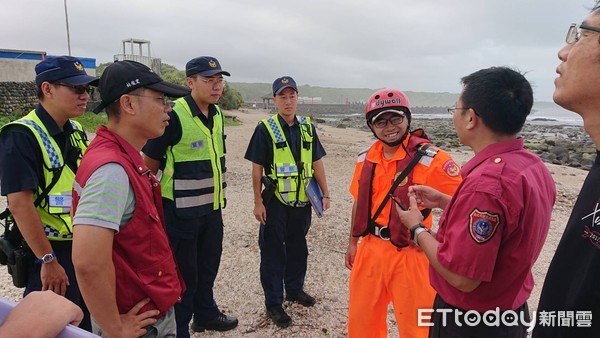 ▲ 強颱利奇馬逼近北台灣 金山警勸離觀浪民眾「開出12張勸導單」。（圖／記者郭世賢翻攝）