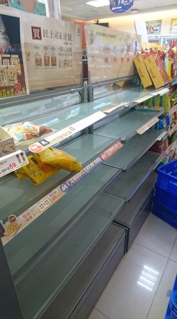 ▲▼       超商麵包被買光,颱風      。（圖／翻攝自爆怨公社）