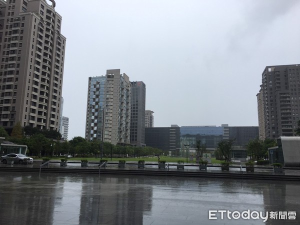 ▲台中市區一大早無風無雨，直到9點多才飄雨。（圖／記者鄧木卿攝）