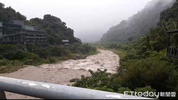 ▲▼利奇馬來襲，苗栗縣泰安鄉雨勢情況，溪水湍急。（圖／記者黃孟珍翻攝）