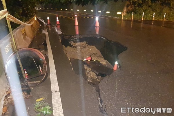 ▲受到利奇馬颱風外圍環流影響，大溪區大鶯路8日晚間道路塌陷掏空。（圖／記者沈繼昌翻攝） 