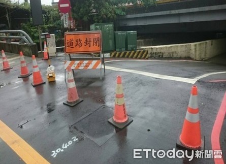 ▲利奇馬颱風豪雨侵襲，八德區高城地下道因積水暫時封閉。（圖／記者沈繼昌翻攝）