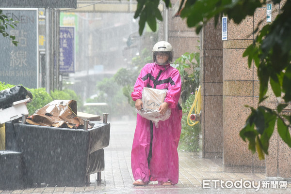 ▲▼利奇馬颱風,西南氣流,外圍環流,大雨,下雨,雨天,天氣,豪大雨,雷陣雨,梅雨,降雨,氣象,行人,撐傘,雨傘,路人,豪雨。（圖／記者李毓康攝）