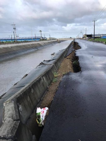 ▲▼ 嘉縣朴子市鴨母寮大排牛挑灣段防汛道路堤防崩落、道路塌陷。（圖／記者翁伊森翻攝）