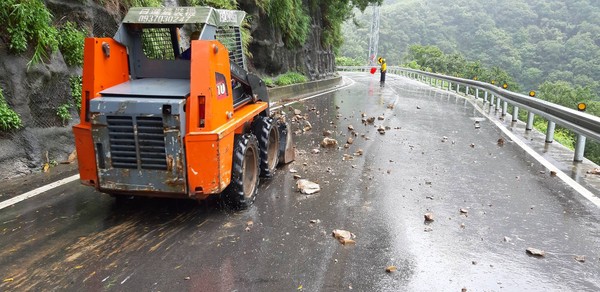 ▲利奇馬颱風帶來強方豪雨，復興區台7線道路封閉搶修，預計中午前可開放。（圖／，復興工務段提供）