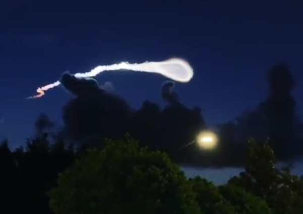▲▼ 火箭升空，天空出現一團拖著細長尾巴的白色雲物狀。（圖／翻攝自IG）