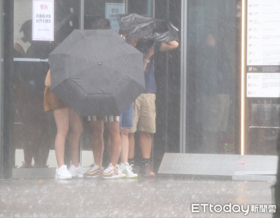 ▲▼強颱利奇馬 台北市信義區突然暴雨。（圖／記者屠惠剛攝）