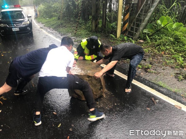 ▲▼新竹落石及樹木斷裂橫躺馬路  警民合作風雨中搬巨石。（圖／記者陳凱力翻攝）