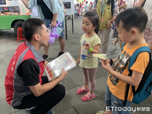 ▲▼平時作風剽悍的中山分局警員，面對小朋友瞬間化身暖男。（圖／記者邱中岳翻攝）