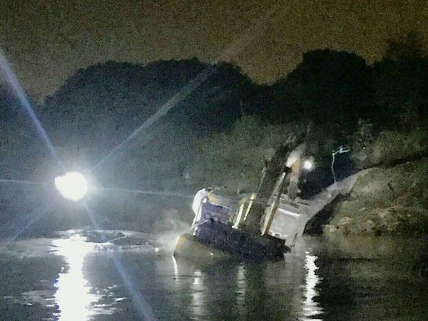 ▲▲嫌犯為了躲避查緝,強行開挖土機冒險渡河。（圖／雲林地檢提供）