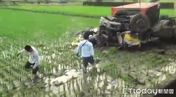 ▲馮姓男子駕駛貨櫃車，人車失控衝到水稻田翻覆，馮男受困成「泥人」，消防人員救他脫困，幸運地僅輕傷，送醫無礙。（圖／記者林悅翻攝，下同）