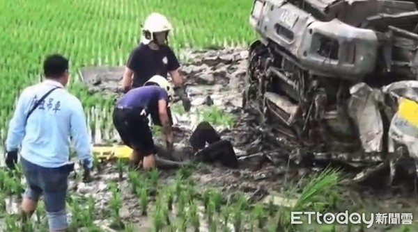 ▲馮姓男子駕駛貨櫃車，人車失控衝到水稻田翻覆，馮男受困成「泥人」，消防人員救他脫困，幸運地僅輕傷，送醫無礙。（圖／記者林悅翻攝，下同）