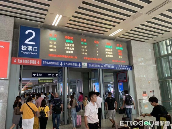 ▲大陸高鐵福州南站顯示往上海的列車停駛。（圖／記者蔡紹堅攝）