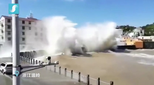 ▲利奇馬颱風接近浙江，沿海地區已現巨浪。（圖／翻攝央視）