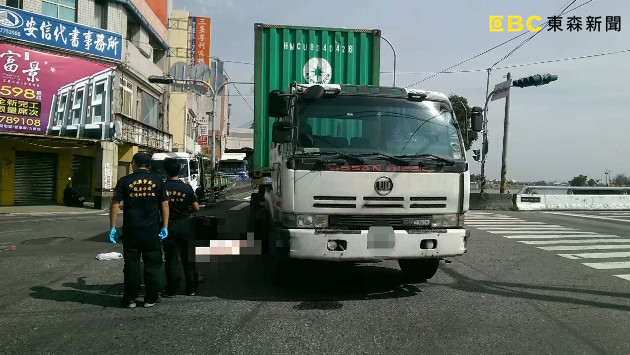 ▲▼貨櫃車2秒爆頭違規女騎士　法官判無罪「法律不能強人所難」。（圖／東森新聞）