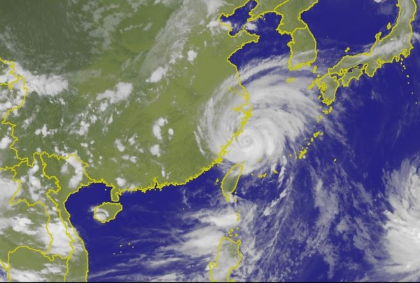 ▲▼衛星雲圖上顯示，利奇馬已經往中國大陸方向前進。（圖／氣象局）