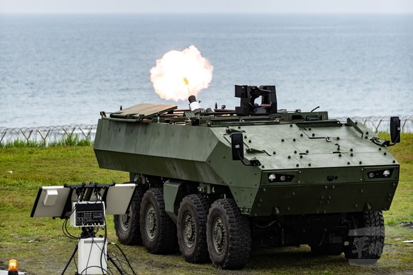 國防工業展15日登場　八輪甲車迫砲型M2樣車將展出。（圖／軍聞社）