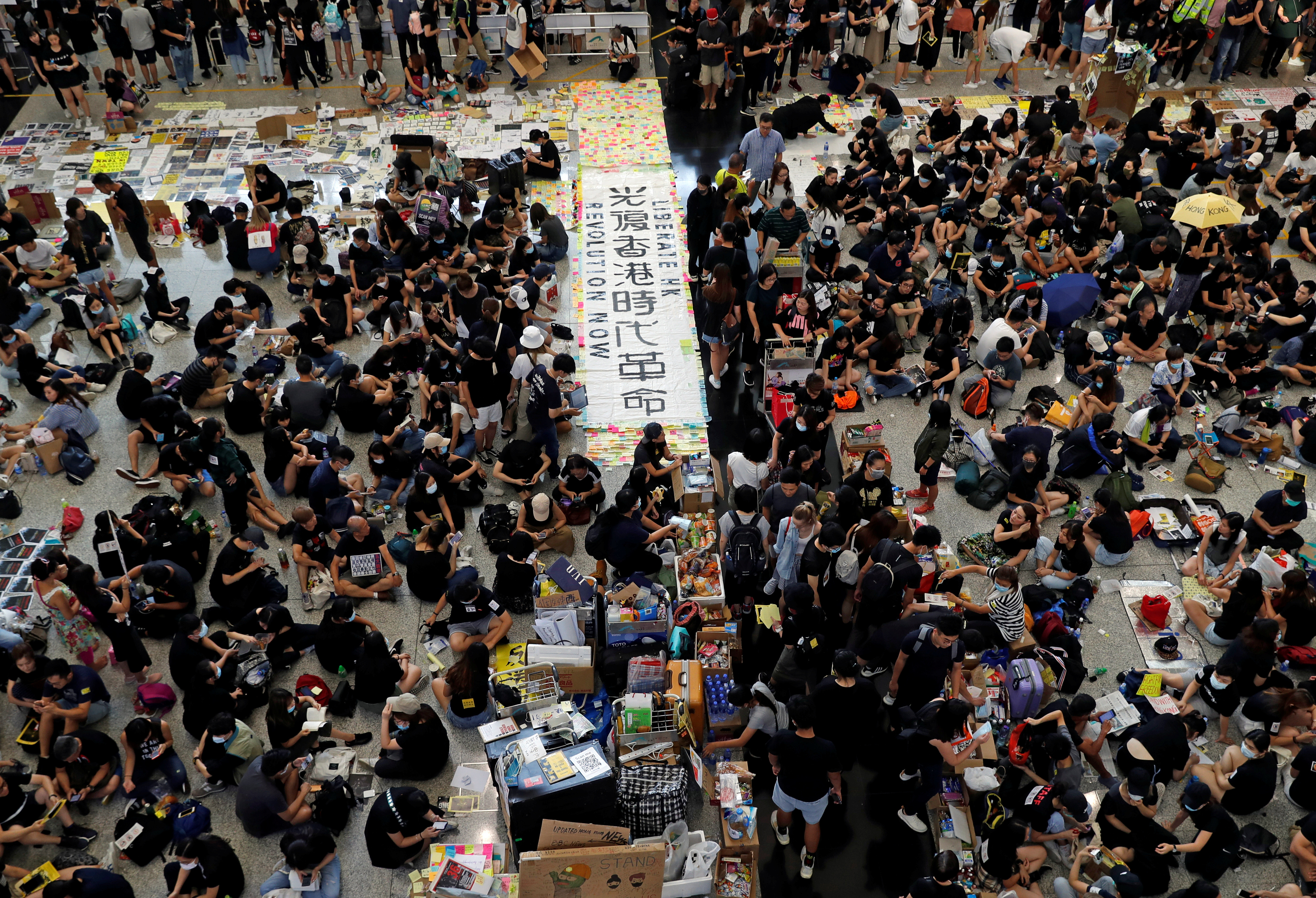 ▲反送中民眾在香港機場迎賓大廳舉行集會。（圖／路透）