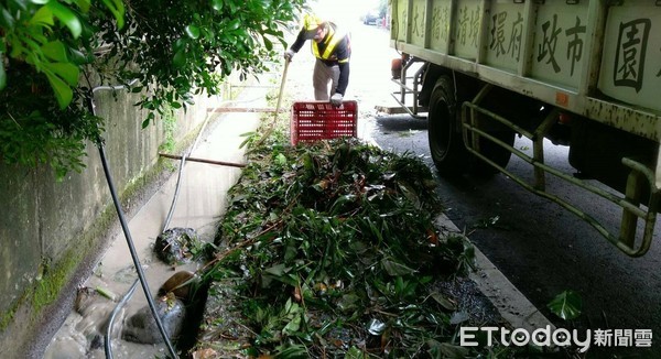 ▲利奇馬颱風過境後，桃園市環保局10日全面總動員為全市清除圾。（圖／記者沈繼昌翻攝）  