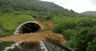 ▲浙江甬莞高速往台州方向隧道入口遭土石流。（圖／翻攝央視）
