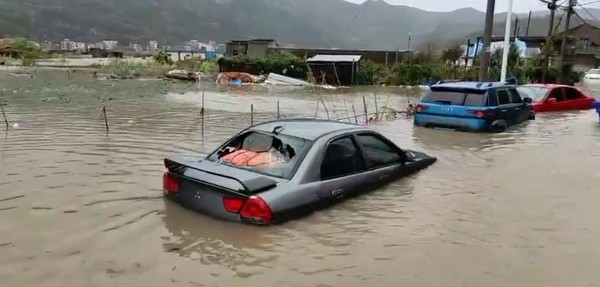 ▲浙江玉環車輛被淹。（圖／翻攝央視）