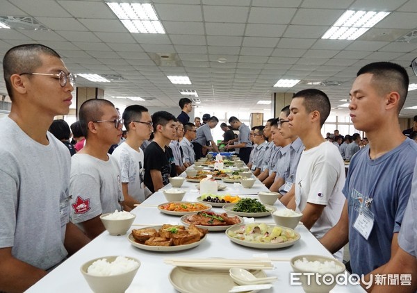 ▲警大新生用餐禮儀就是生活教育的開始。（圖／記者沈繼昌翻攝）  