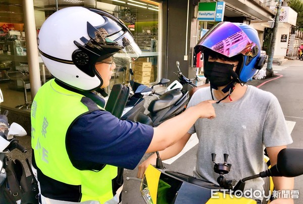 ▲ 機車未戴安全帽死亡車禍高危險 金山警採柔性勸導「護頭專案」。（圖／記者郭世賢攝）