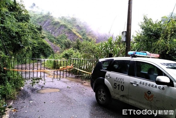 ▲仁愛分局翠巒派出所緊急封閉道路架起封鎖線，禁止人車進入，以策安全。