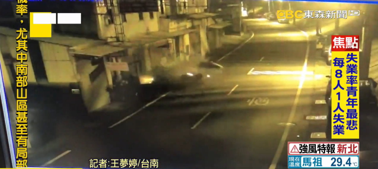 27歲駕駛「連闖兩紅燈」自撞亡！目擊者控：警車在後追　警：有先停等7秒。（圖／東森新聞）