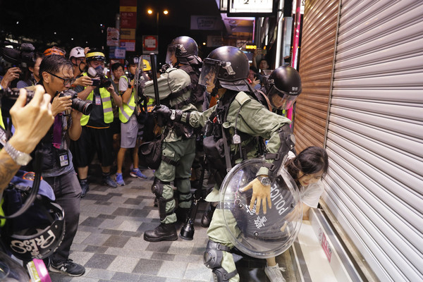 ▲▼2019/08/10香港示威，警方拘捕一名女子。（圖／達志影像／美聯社）