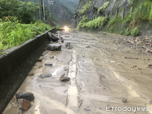 ▲那瑪夏區 坍方畫面   。（圖／記者洪靖宜翻攝）