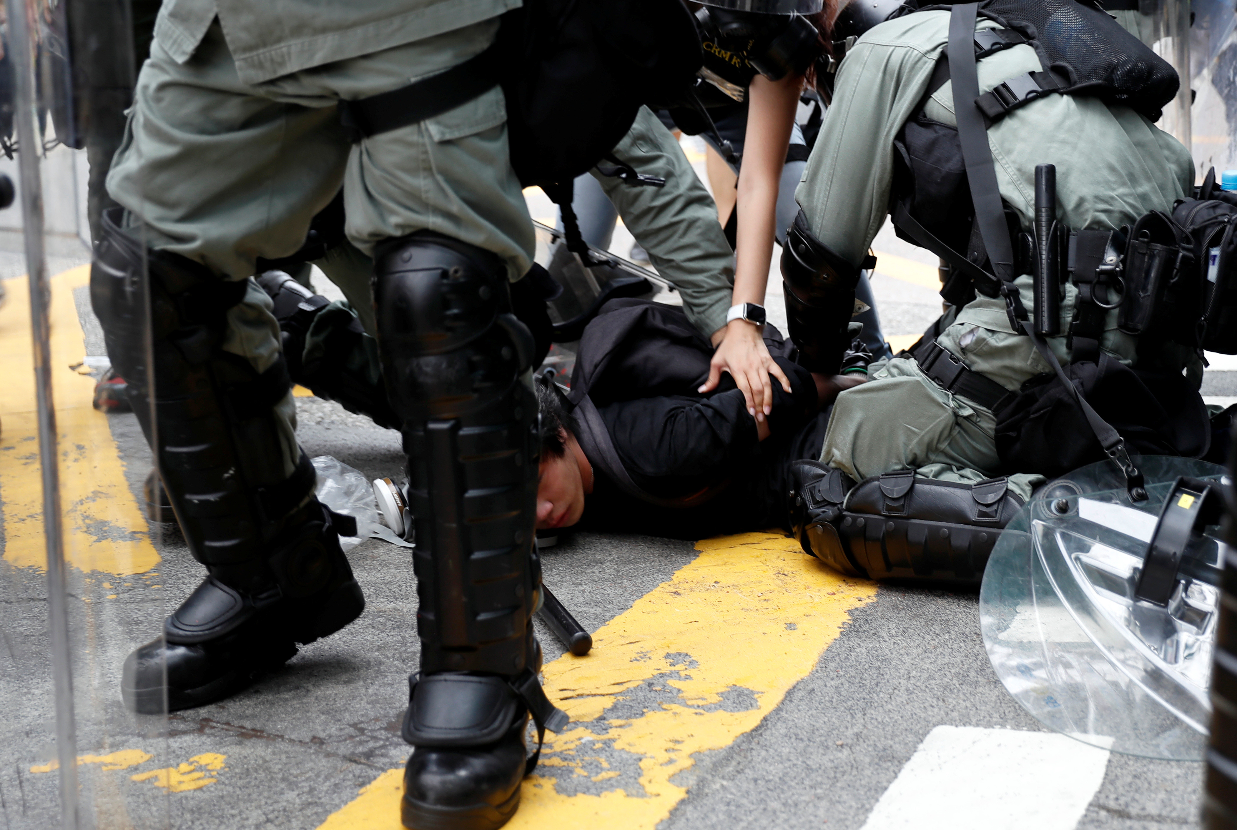 ▲警方制伏深水埗的反送中抗議者。（圖／路透）