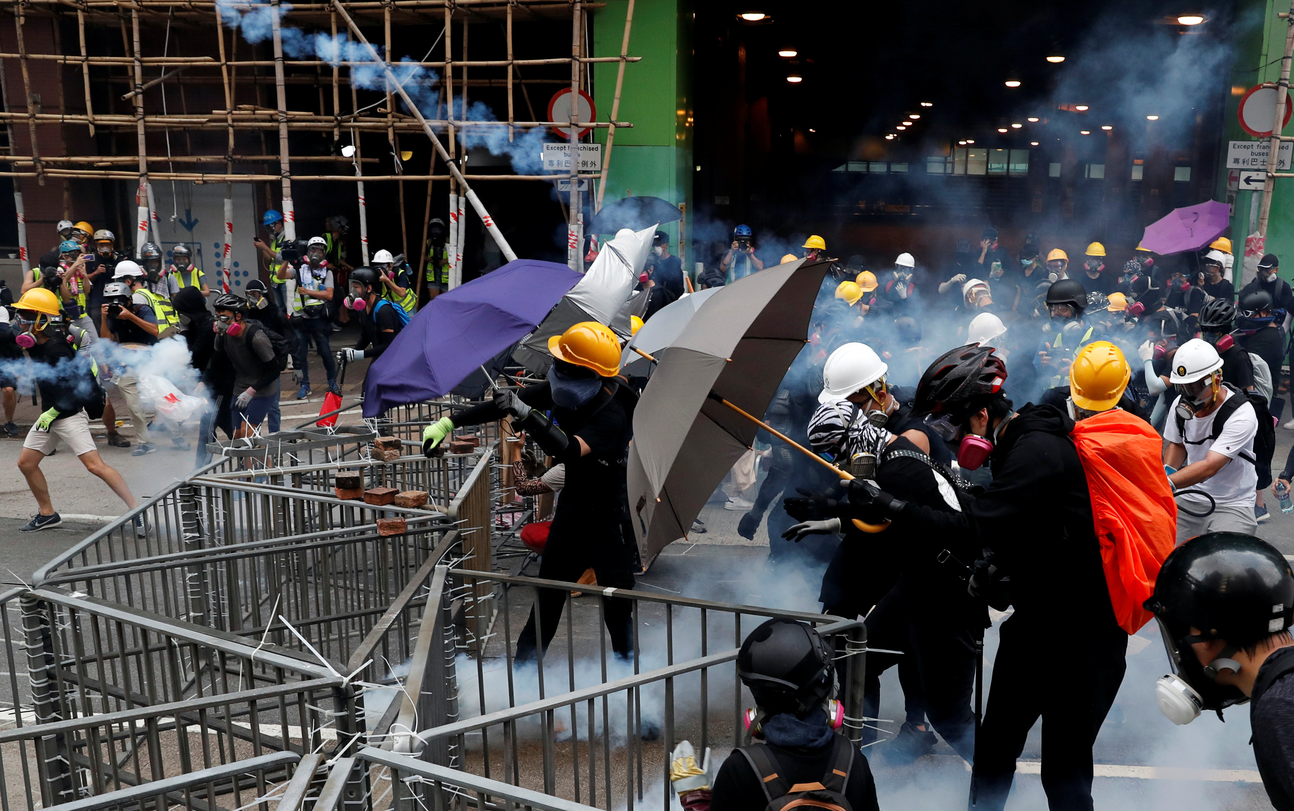 ▲深水埗的抗議者們面對警方催淚彈的反應。（圖／路透）