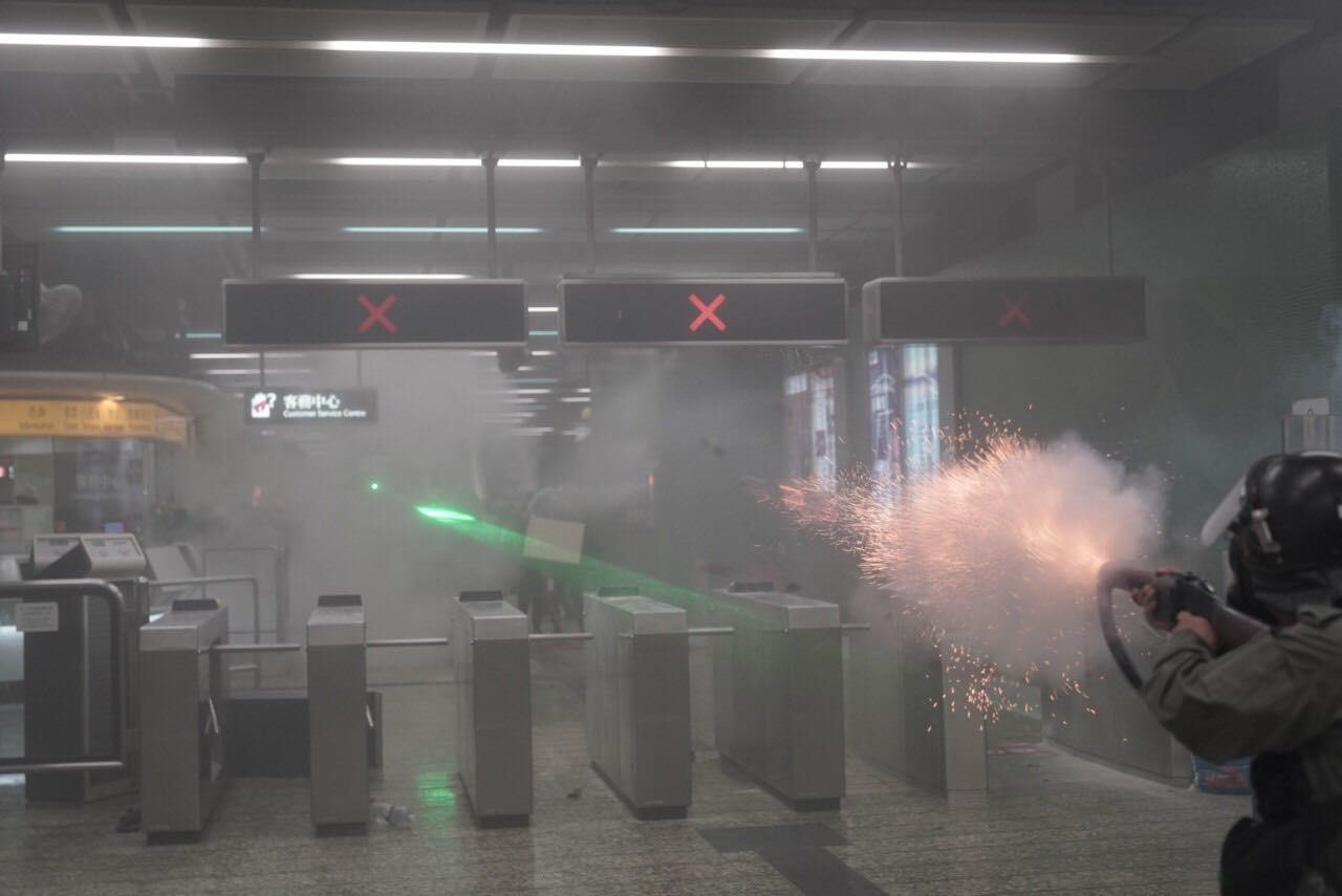 ▲▼港警在葵芳站內施放催淚彈。（圖／版權歸 Felix Lam @HK.Imaginaire 所有；Instagram：Felix.image）
