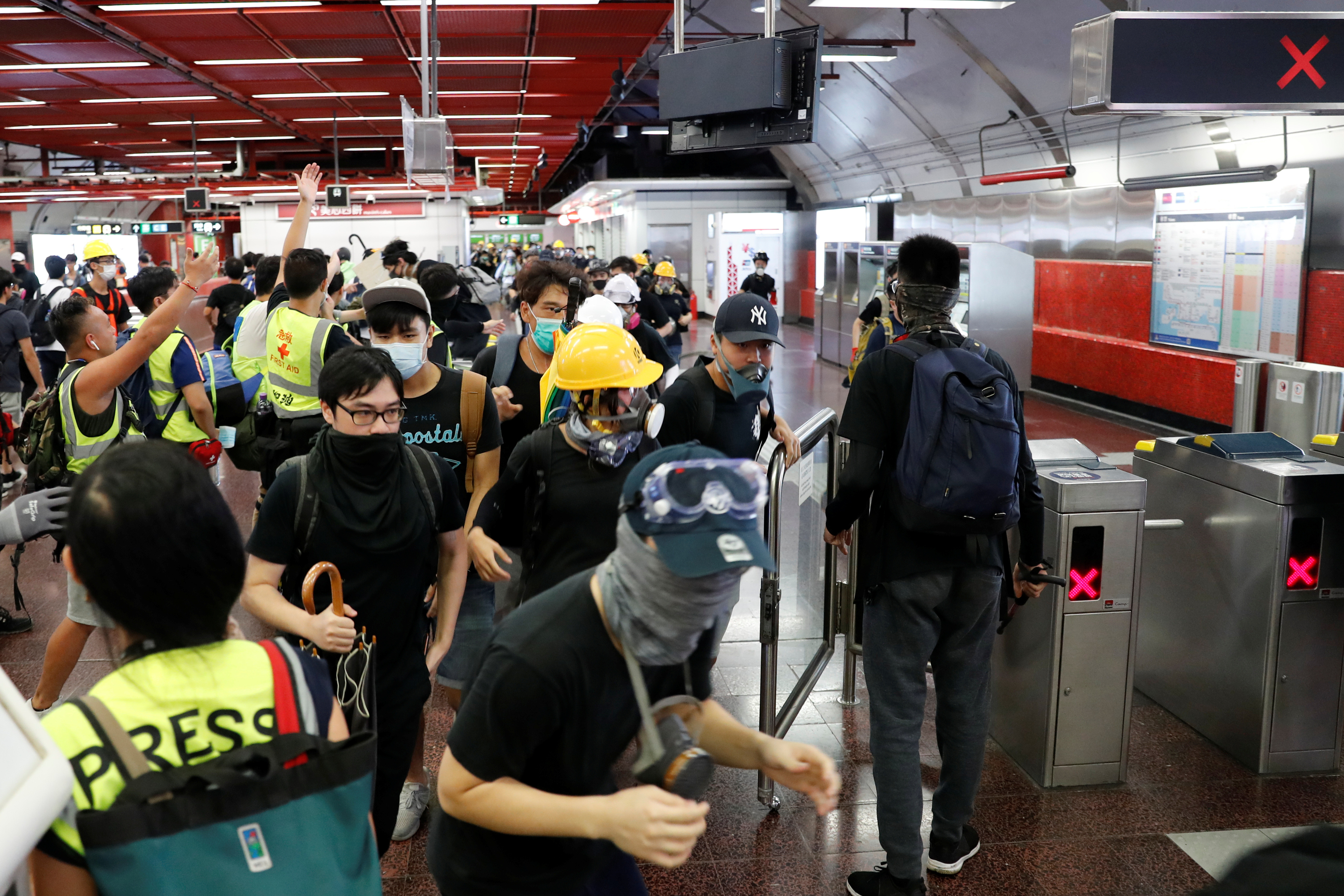 ▲▼香港地鐵太古站，示威民眾與警察發生衝突。（圖／路透）