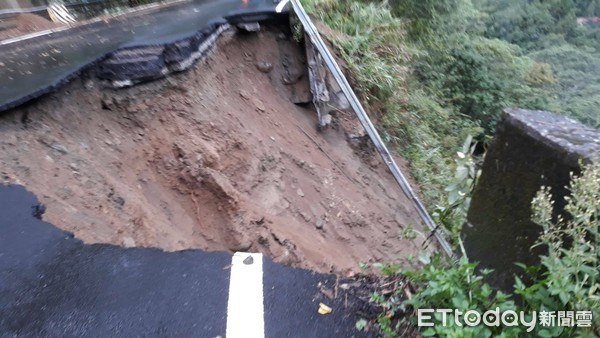 ▲▼苗21線11.7公里處地基遭掏空，目前已封閉通行，評估約需一週後恢復單線通車。（圖／記者黃孟珍翻攝）