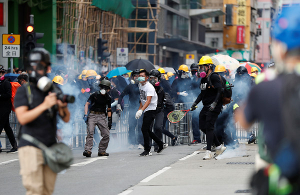 ▲聚集在深水埗警署附近的反送中抗議民眾。（圖／路透）