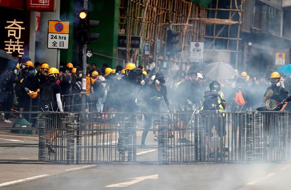 ▲反送中民眾在深水埗警署附近建立路障。（圖／路透）