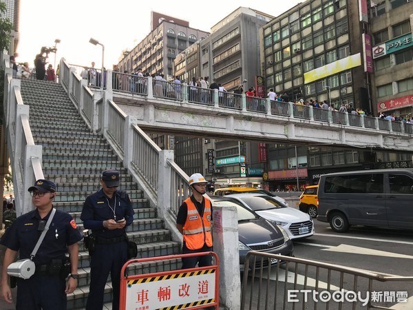 ▲▼8月11日懸日降台北城，忠孝西陸橋警方管制通行。（圖／記者賴文萱攝）