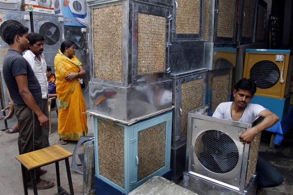 ▲▼印度流行的「稻草冷氣」，實際上原理類似水冷扇。（圖／達志影像／美聯社）