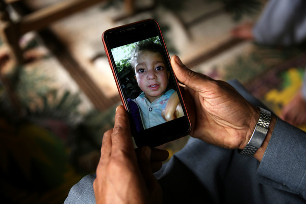 ▲▼巴基斯坦4歲童撿未爆彈當玩具，家中玩耍被炸死。（圖／路透）