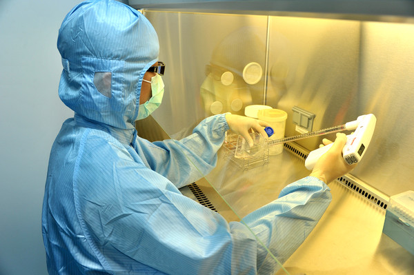 ▲宣捷藥研究人員在潔淨室幹細胞分離培養，幹細胞純化與培養。（圖／宣捷藥提供）