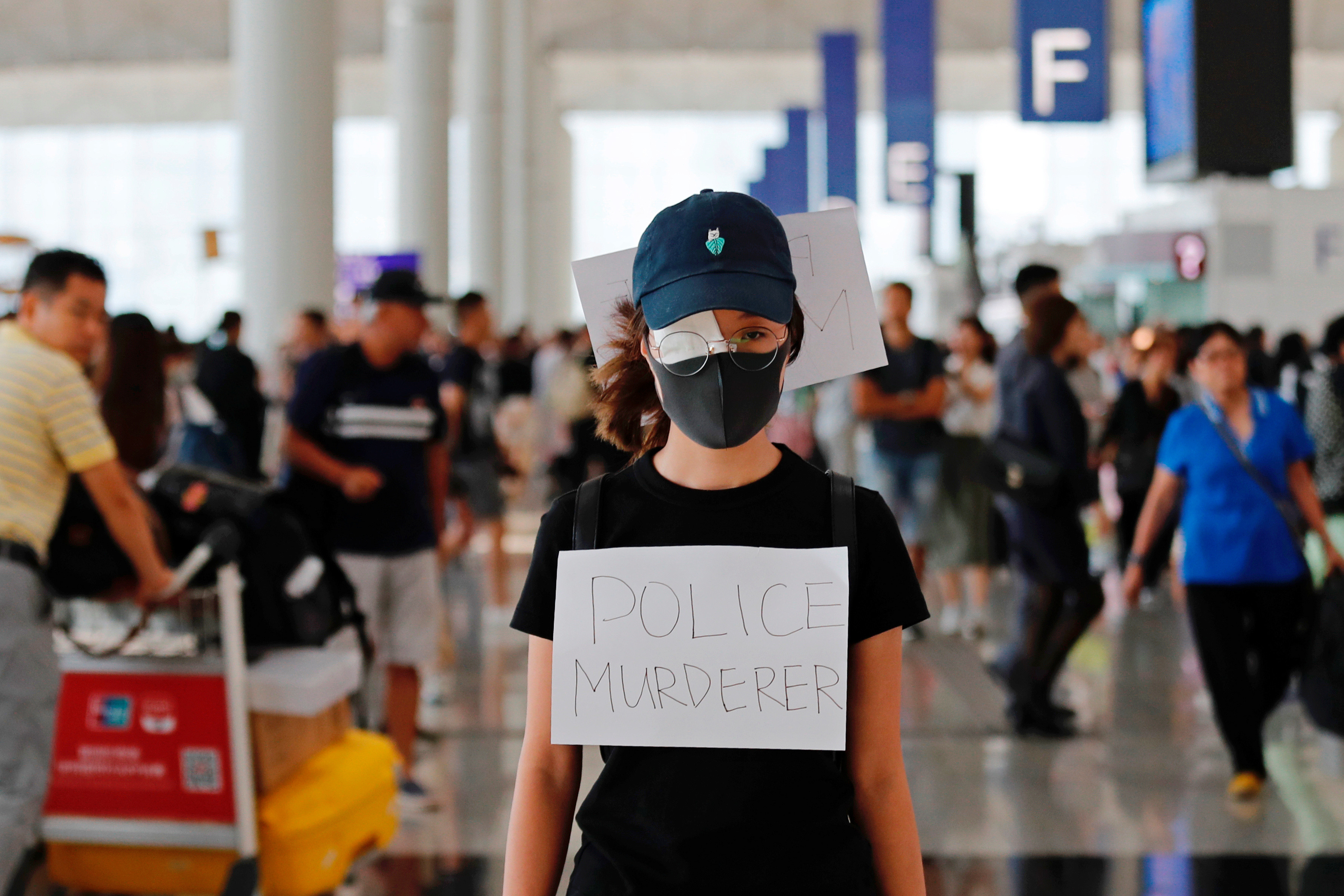 ▲香港機場「警察還眼」集會，聲援受傷少女。（圖／路透社）