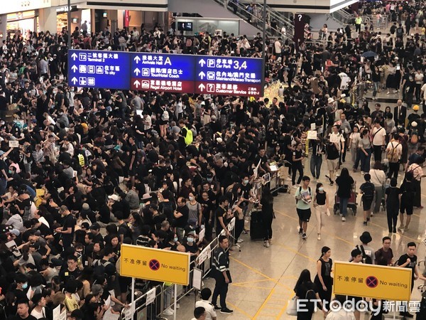 ▲香港機場有許多黑衣人聚集，機場運作受到嚴重影響。（圖／記者蔡儀潔攝）